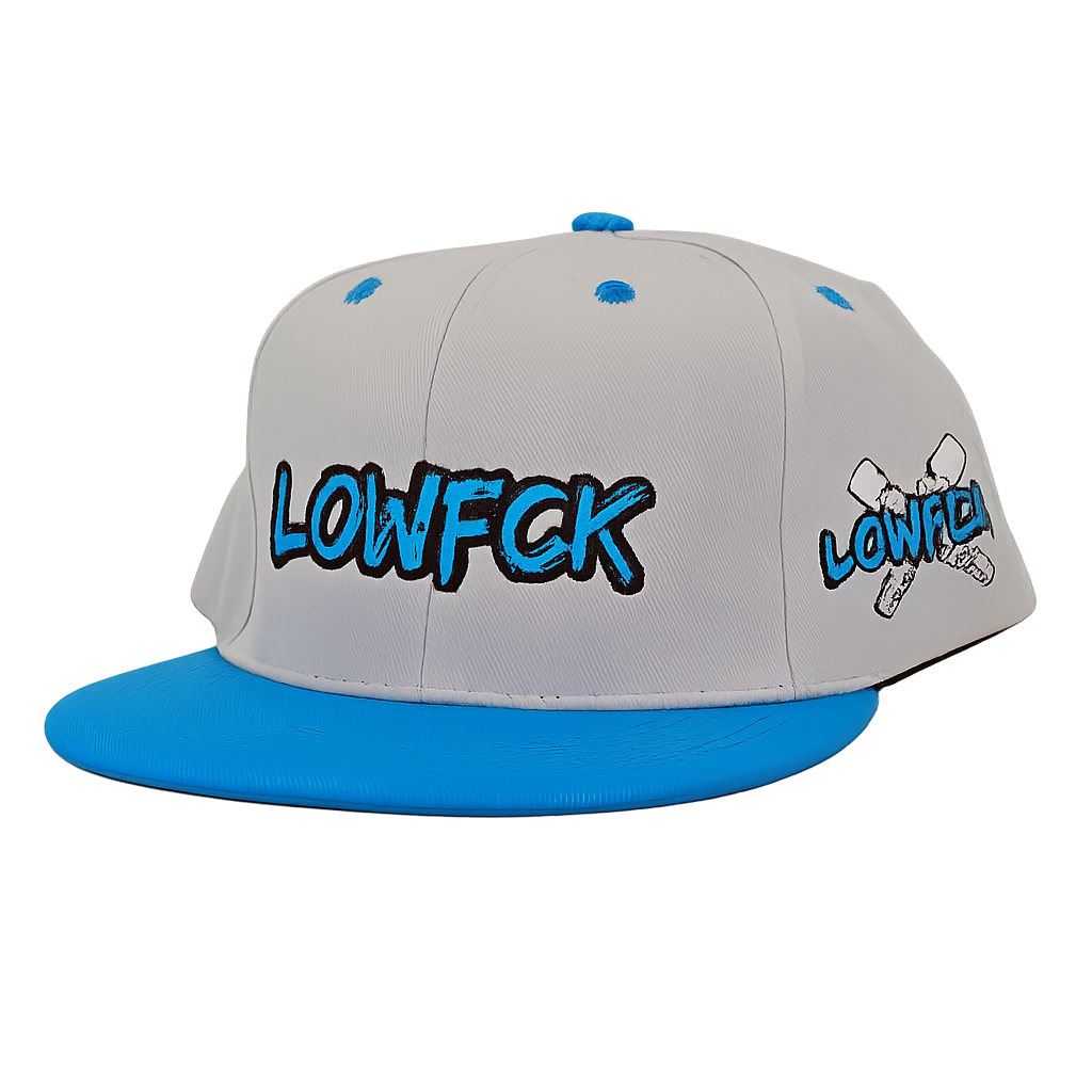 Graue Snapback Cap mit blauem Schirm und Stickerei, freigestellte Produktaufnahme.
