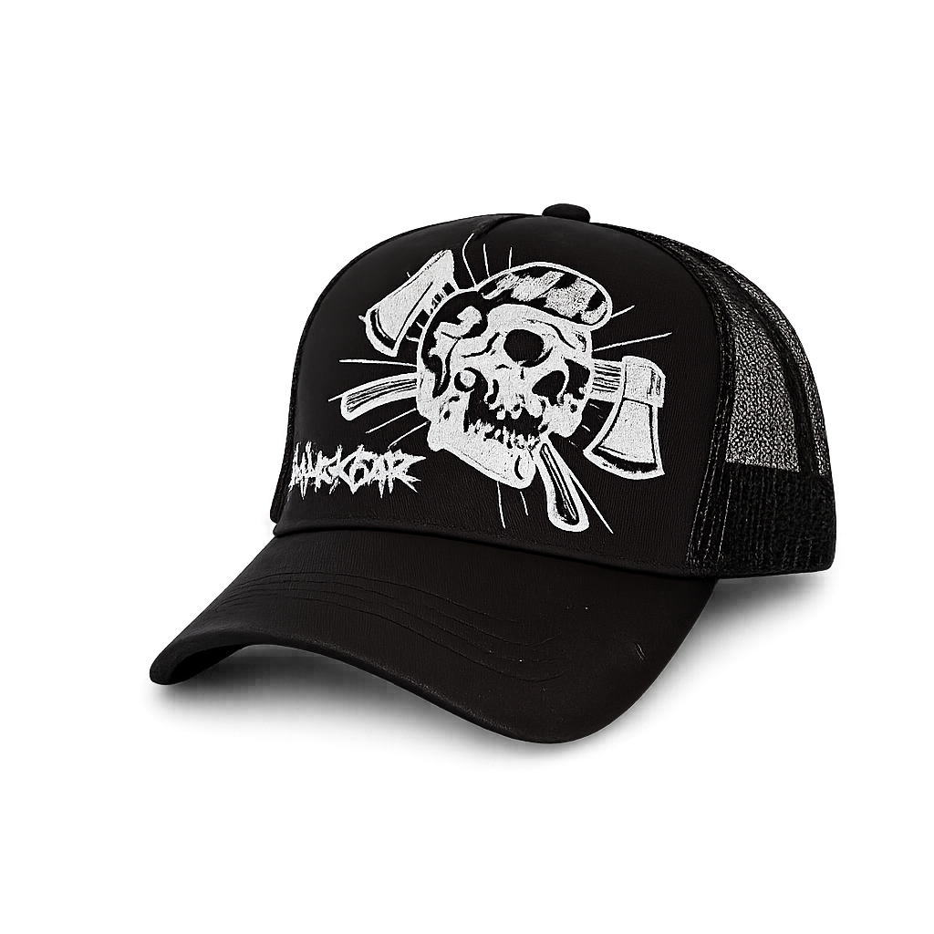 Schwarze Trucker Cap mit weißer Totenkopf- und Axt-Stickerei, Mesh-Rückseite, freigestellte Produktaufnahme.